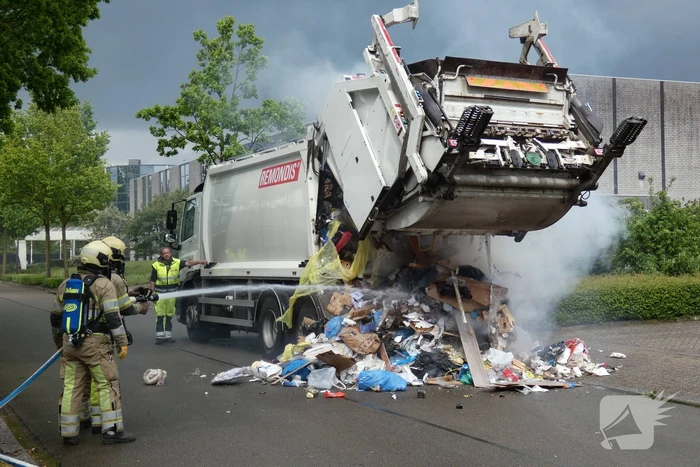Brand in laadruimte van vuilniswagen