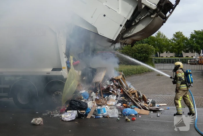 Brand in laadruimte van vuilniswagen