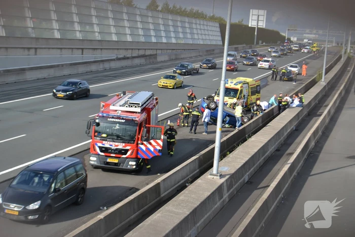 Auto over de kop bij ernstig verkeersongeval