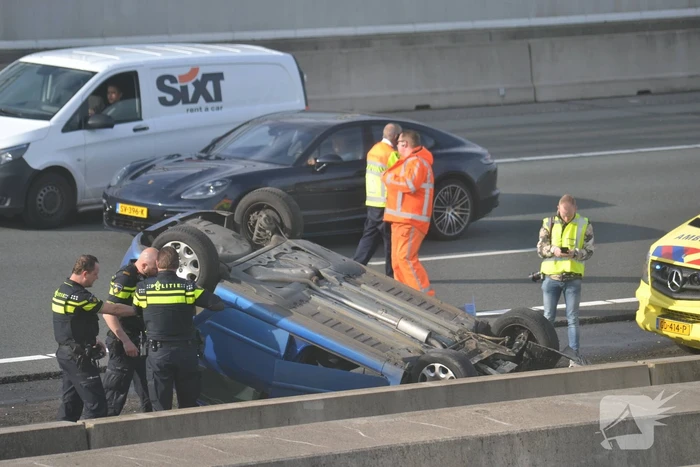 Auto over de kop bij ernstig verkeersongeval
