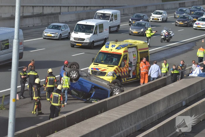 Auto over de kop bij ernstig verkeersongeval