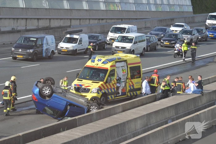 Auto over de kop bij ernstig verkeersongeval