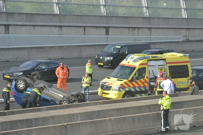 Auto over de kop bij ernstig verkeersongeval