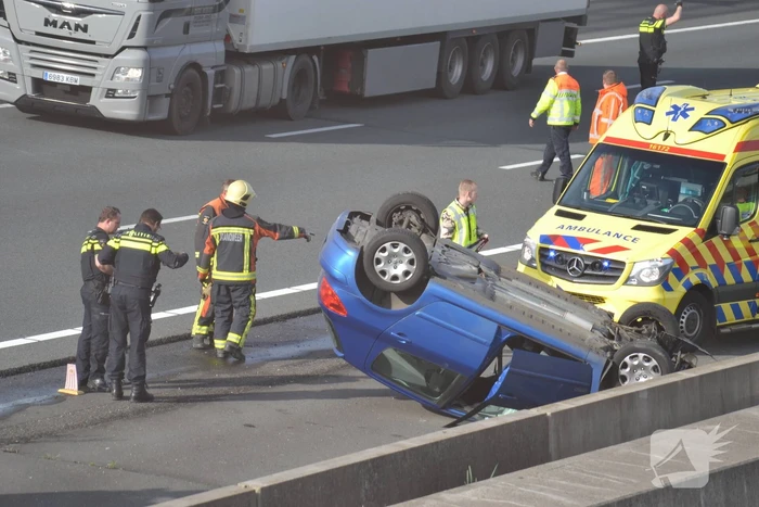Auto over de kop bij ernstig verkeersongeval