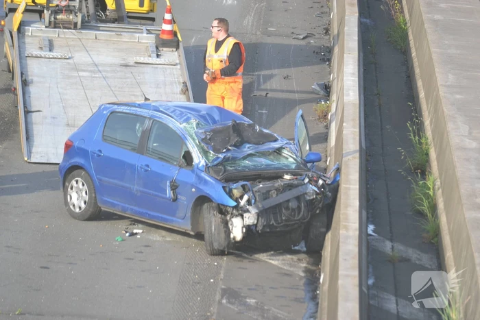 Auto over de kop bij ernstig verkeersongeval