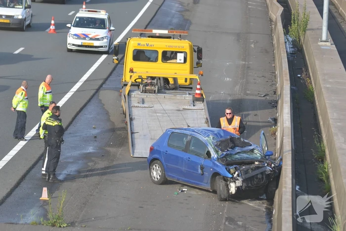 Auto over de kop bij ernstig verkeersongeval