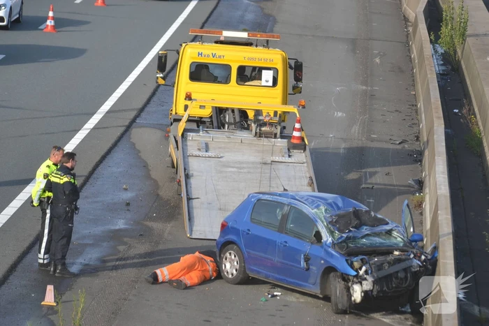 Auto over de kop bij ernstig verkeersongeval