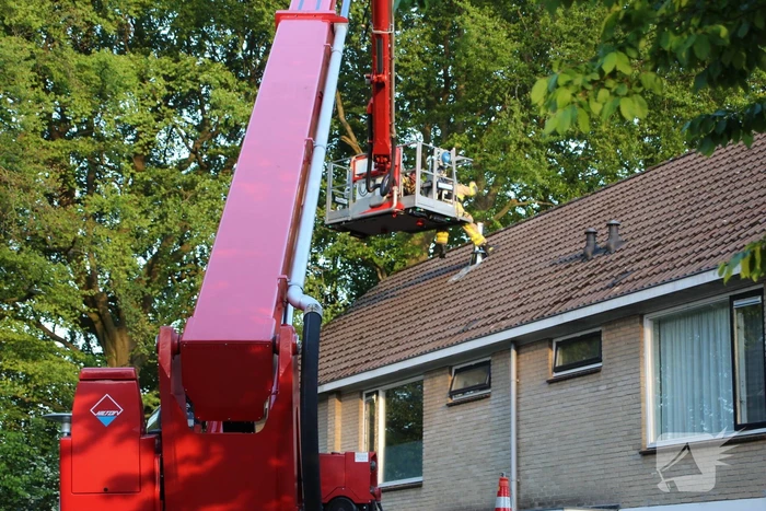 Brand in schoorsteen van woning