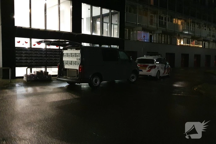 Dode in appartement, politie doet onderzoek