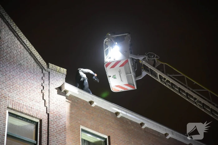 Verwarde man door politie en brandweer van het dak gehaald