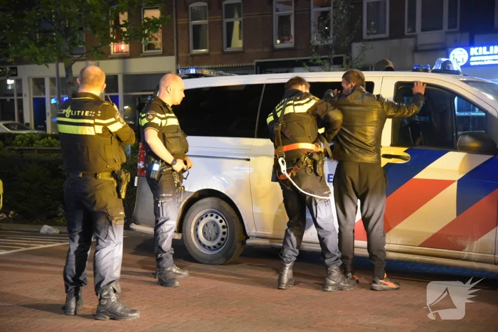 Verwarde man door politie en brandweer van het dak gehaald