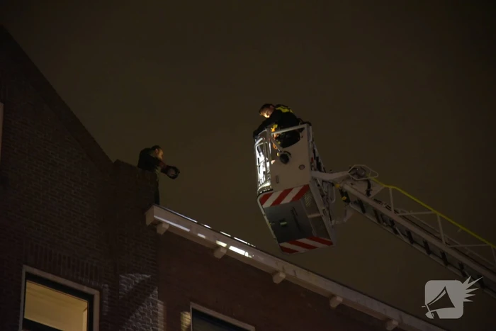 Verwarde man door politie en brandweer van het dak gehaald