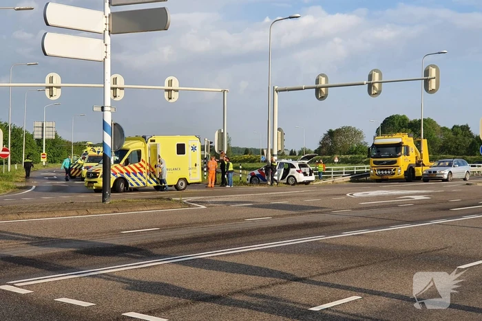Fietser ernstig gewond na aanrijding met bestelbus