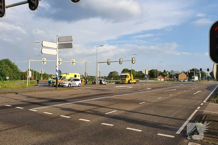 Fietser ernstig gewond na aanrijding met bestelbus