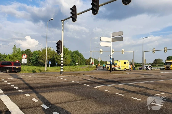 Fietser ernstig gewond na aanrijding met bestelbus