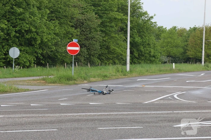 Fietser ernstig gewond na aanrijding met bestelbus