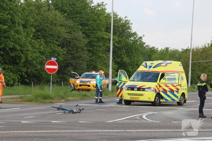 Fietser ernstig gewond na aanrijding met bestelbus
