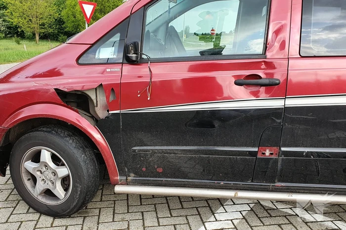 Fietser ernstig gewond na aanrijding met bestelbus