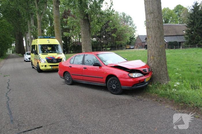 Automobilist wijkt uit en knalt op boom