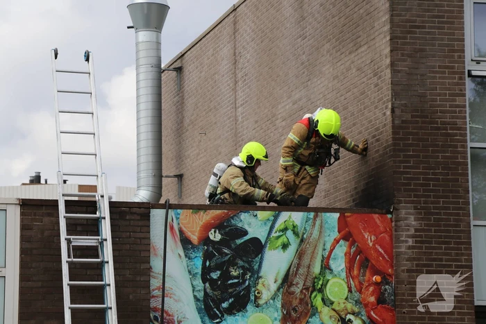 Brand in afvoerkanaal van winkel