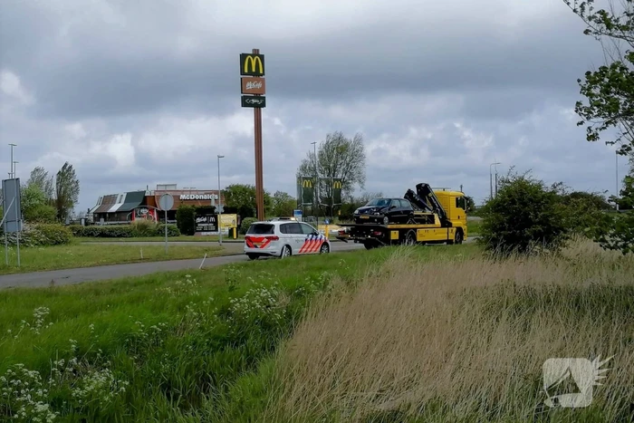 Auto zwaar beschadigd na aanrijding