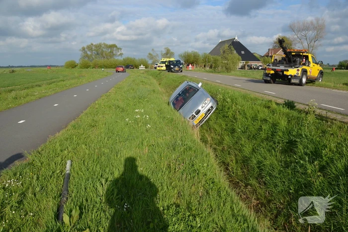 Personenauto raakt van de weg