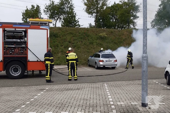 Geparkeerde auto Rosada Factory Outlet vat vlam