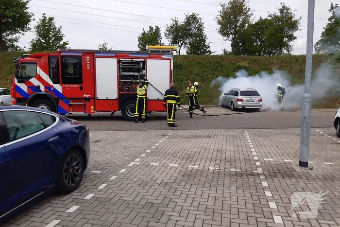 Geparkeerde auto Rosada Factory Outlet vat vlam