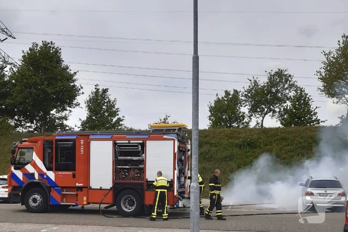 Geparkeerde auto Rosada Factory Outlet vat vlam