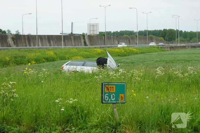 Auto te water, bestuurder gevlucht