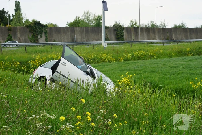 Auto te water, bestuurder gevlucht