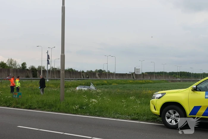 Auto te water, bestuurder gevlucht