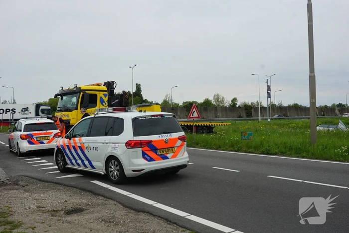 Auto te water, bestuurder gevlucht