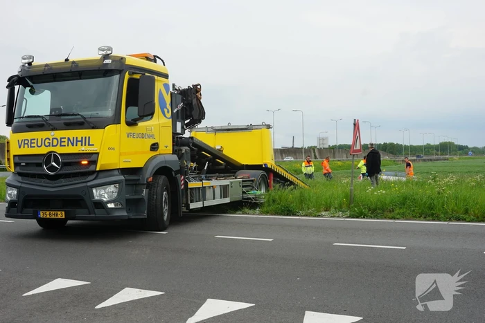 Auto te water, bestuurder gevlucht