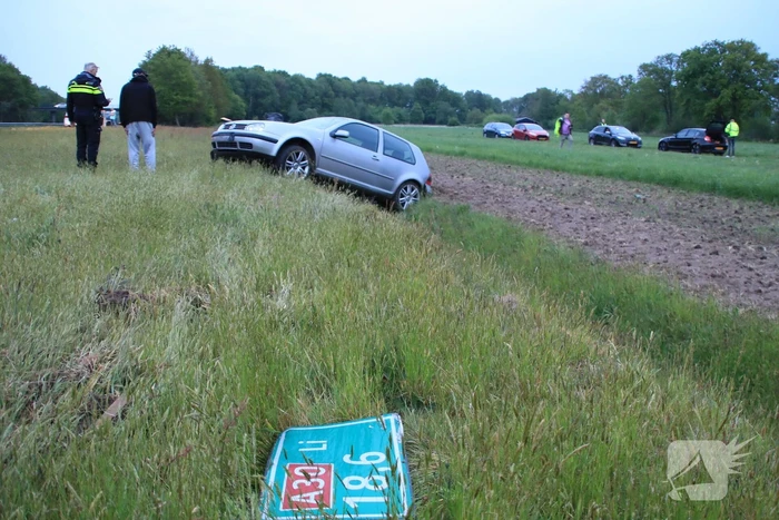 Auto belandt in de sloot naast de A30