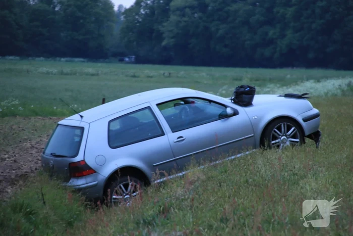 Auto belandt in de sloot naast de A30