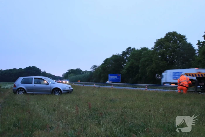 Auto belandt in de sloot naast de A30