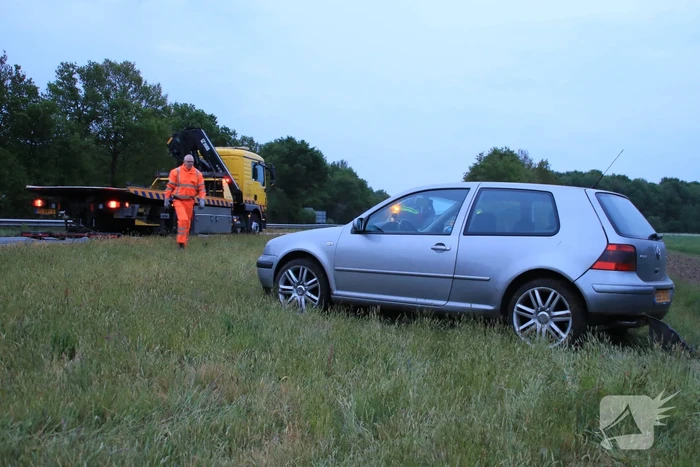 Auto belandt in de sloot naast de A30