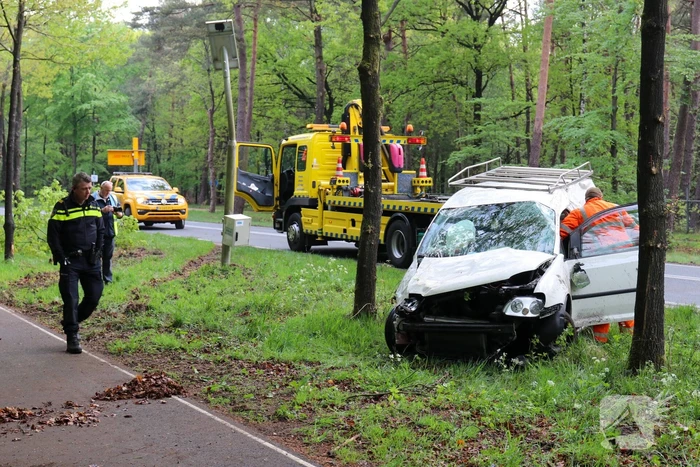 Bestelbus belandt op zijn kant in bosschage