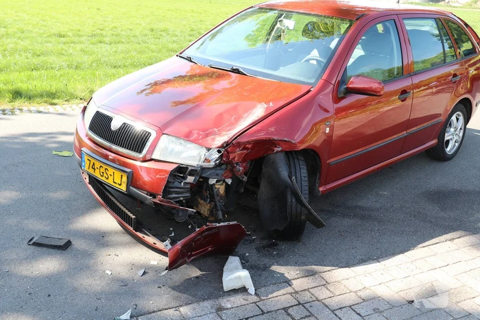 Motorrijder belandt in sloot na aanrijding met auto