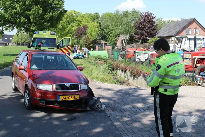 Motorrijder belandt in sloot na aanrijding met auto
