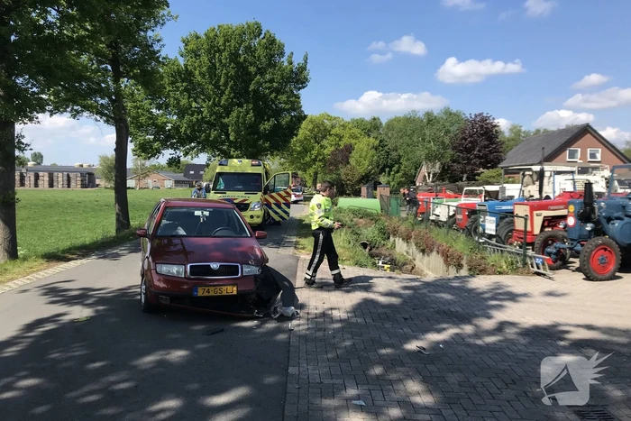 Motorrijder belandt in sloot na aanrijding met auto