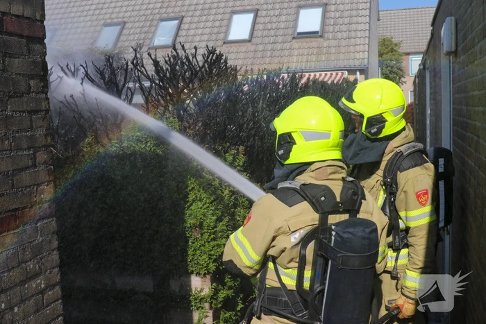 Veel rook bij brand in coniferenhaag