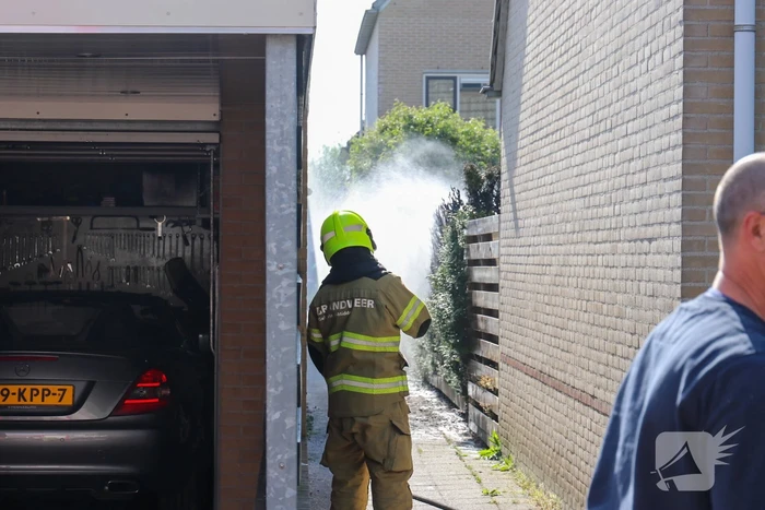 Veel rook bij brand in coniferenhaag