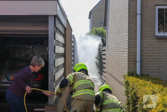 Veel rook bij brand in coniferenhaag