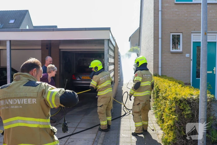 Veel rook bij brand in coniferenhaag