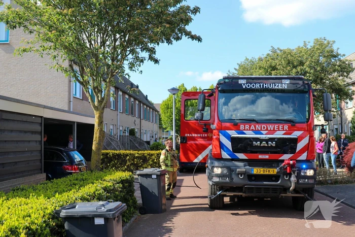 Veel rook bij brand in coniferenhaag