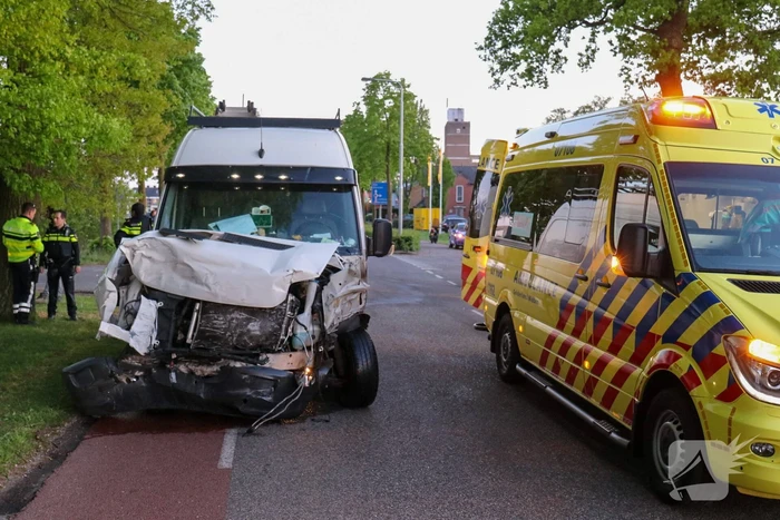 Bestelbus belandt op zijn kant