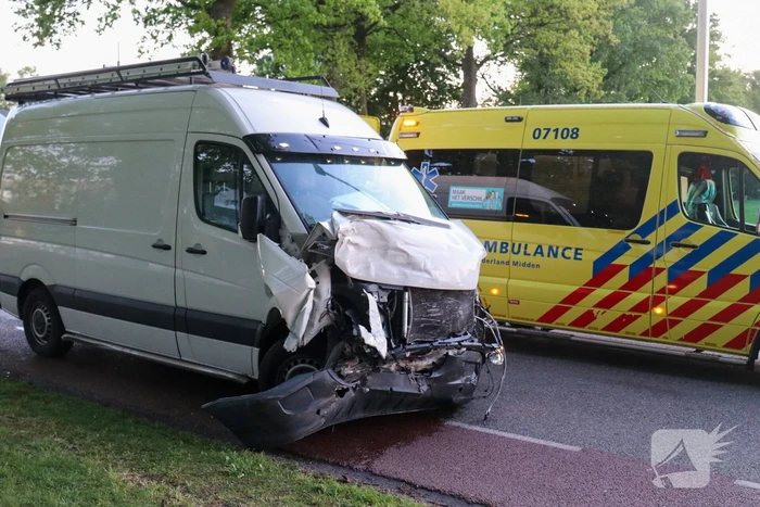 Bestelbus belandt op zijn kant