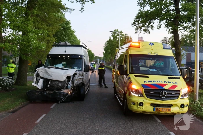 Bestelbus belandt op zijn kant
